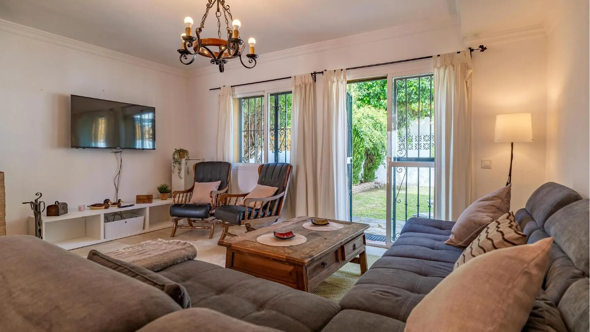 4 Bedroom Gorgeous Home In מארבלה בית נופש
